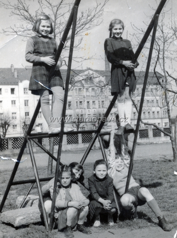 zameckyokruh (14).jpg - Děti si hrají přibližně v místech kde bude cca za 20 let postaven dnešní bazén. V pozadí vydíme zástavbu na Zámeckém okruhu. Foto z roku 1958.